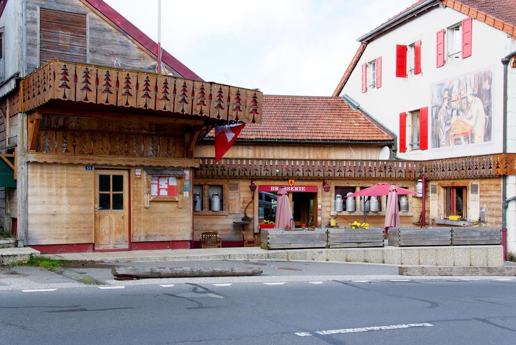 فندق بين  فرنسا و سويسرا